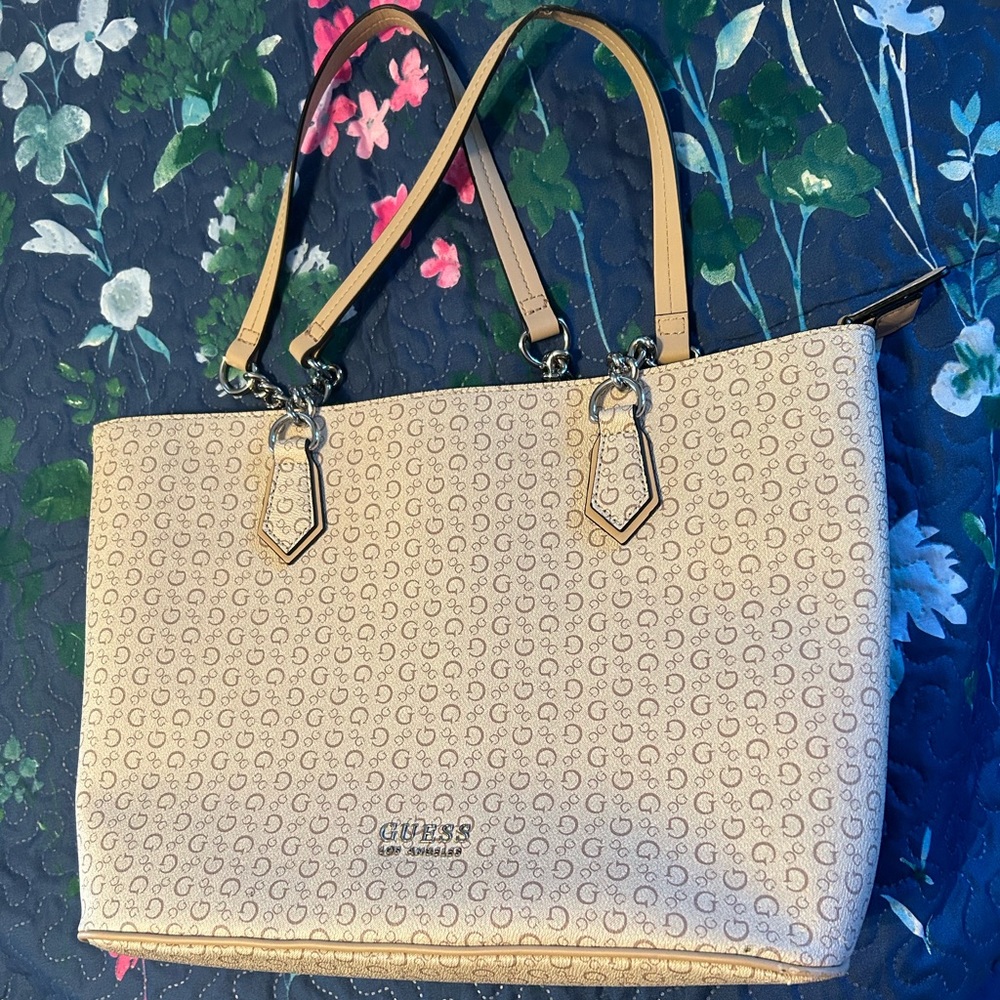 Guess purse. Gently used.